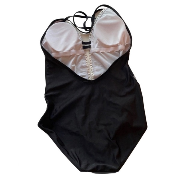 🌸 Black and white one piece swim | size Medium - Picture 3 of 4